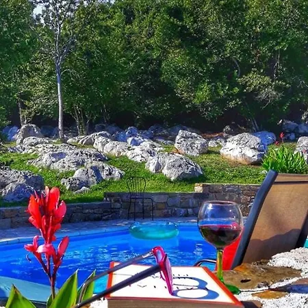 Holiday House Kapitani Hum