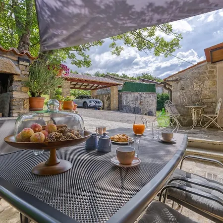 Holiday House Kapitani Hum